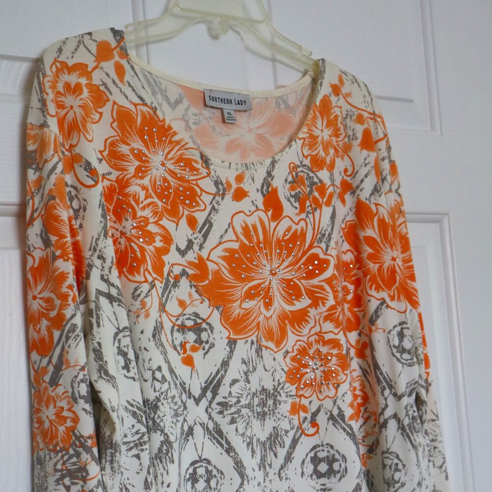Relaxed fit tunic top for year-round wear. Scoop neckline. Plus size XL.